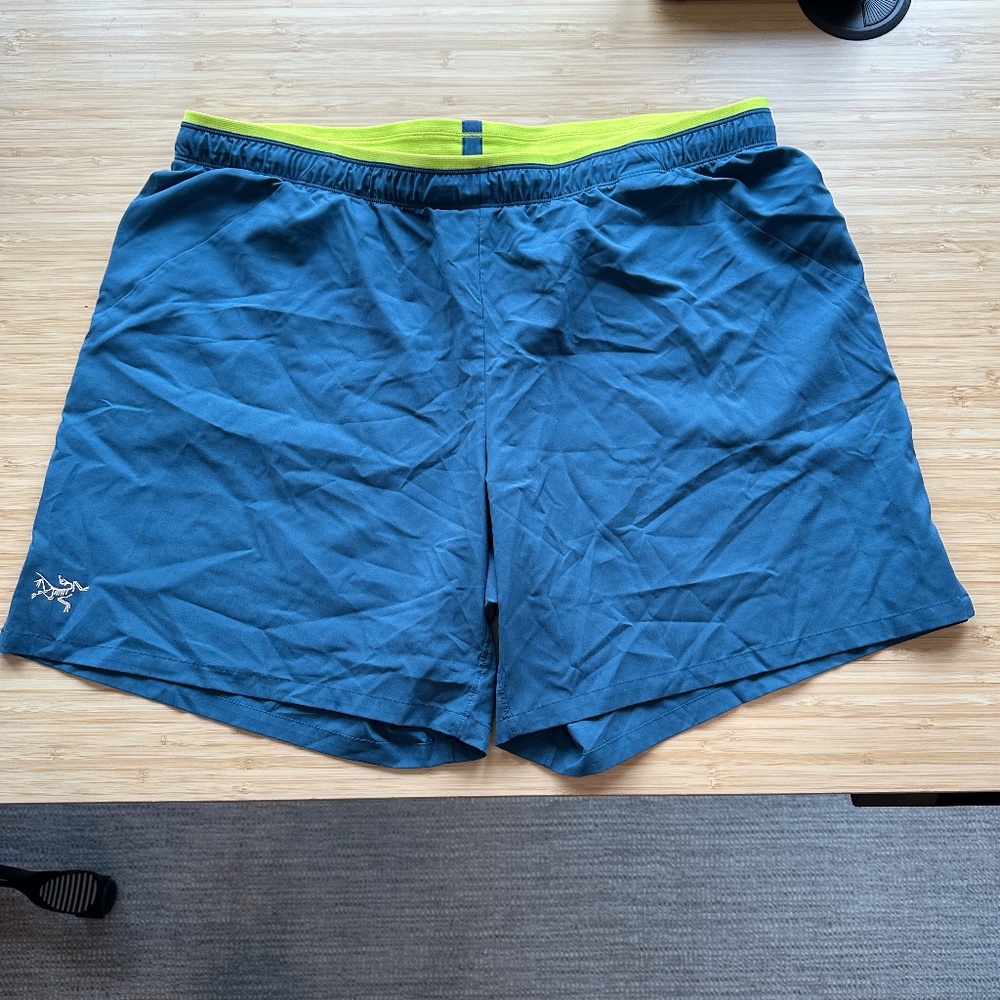 Men's Arc'teryx Norvan Short 7" - Size XL, Blue shorts with neon accents